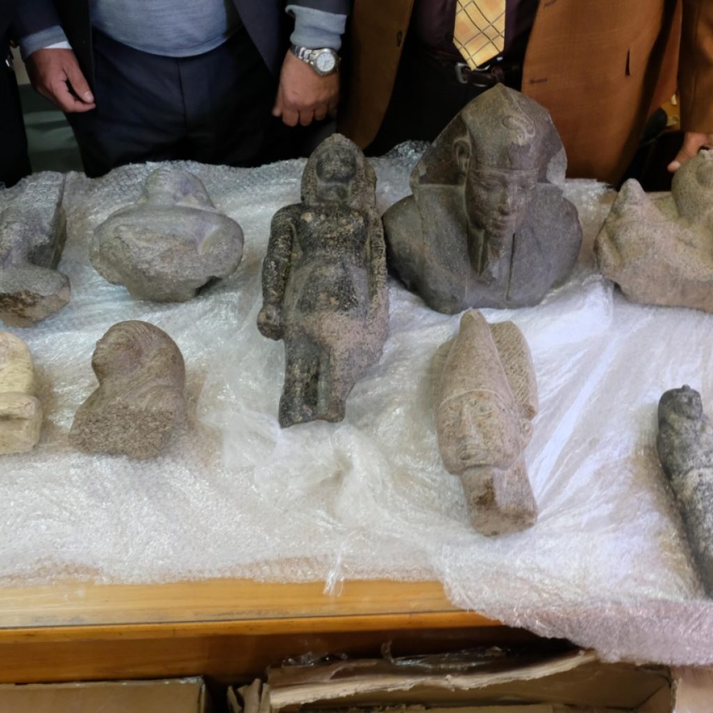 وزارة السياحة: الجمارك تحبط محاولة تهريب 16 طردًا تحتوي على قطع أثرية (صور)