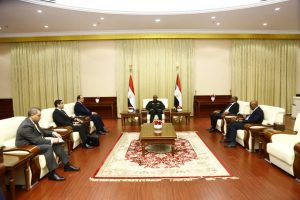 أ ش أ : اللواء عباس كامل ينقل للبرهان تضامن مصر مع السودان في مواجهة الإرهاب