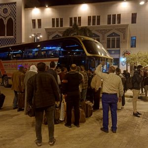 وزير النقل يكلف «سوبر جيت» بنقل الركاب العالقين بمحطة مصر (صور)