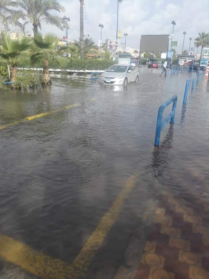 الأمطار تغرق نادي سموحة لأول مرة.. وعامر : جار شفط المياه (صور)