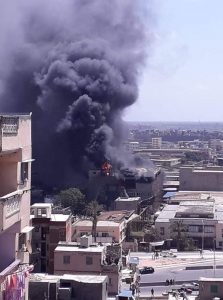 النيابة تأمر بندب خبراء الأدلة الجنائية لمعاينة آثار حريق شركة الملح والصودا بالإسكندرية (صور)