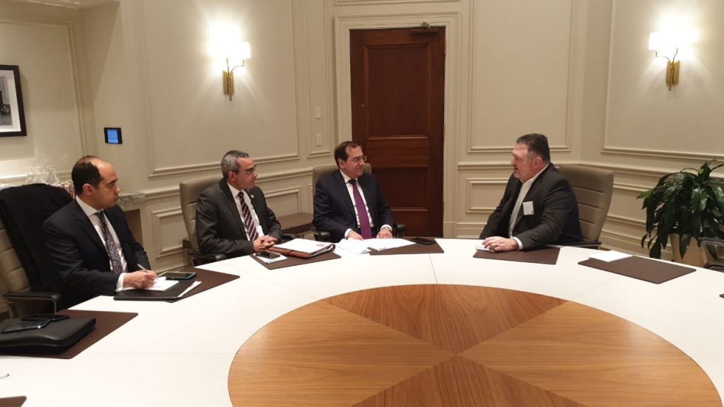 وزير البترول يناقش مع 3 شركات عالمية فرص زيادة استثماراتها فى مصر