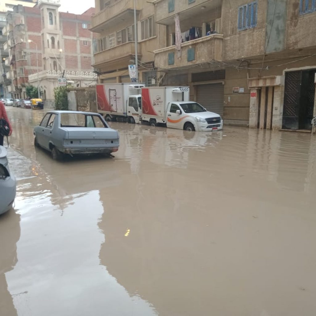 محافظ القاهرة يوجه التحية لعمال النظافة والصرف الصحي لإزالة مياه الأمطار
