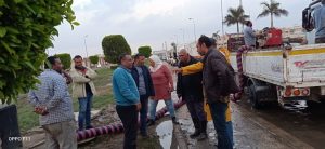 جهاز القاهرة الجديدة يواصل سحب مياه الأمطار من الشوارع (صور)