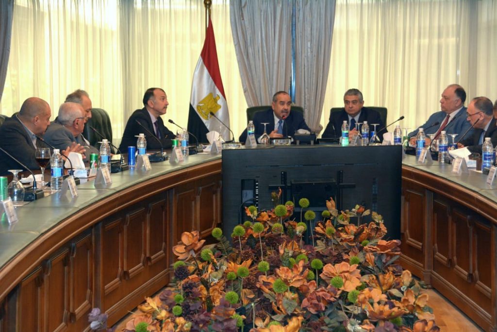وزير الطيران المدني يبحث أوضاع الشركات المصرية الخاصة