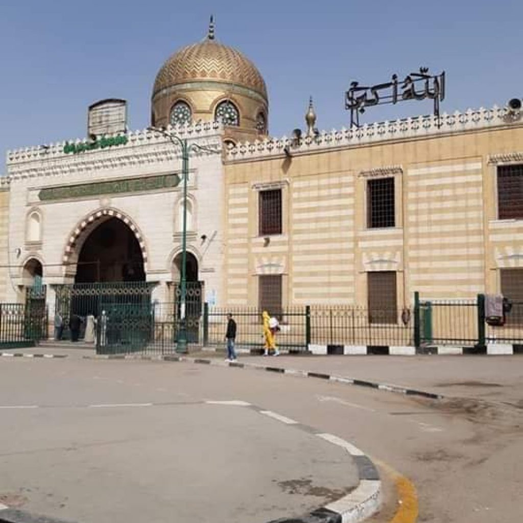 حملات لتعقيم سوق العبور ومحيط مسجد السيدة نفيسة وعدة أحياء بالقاهرة