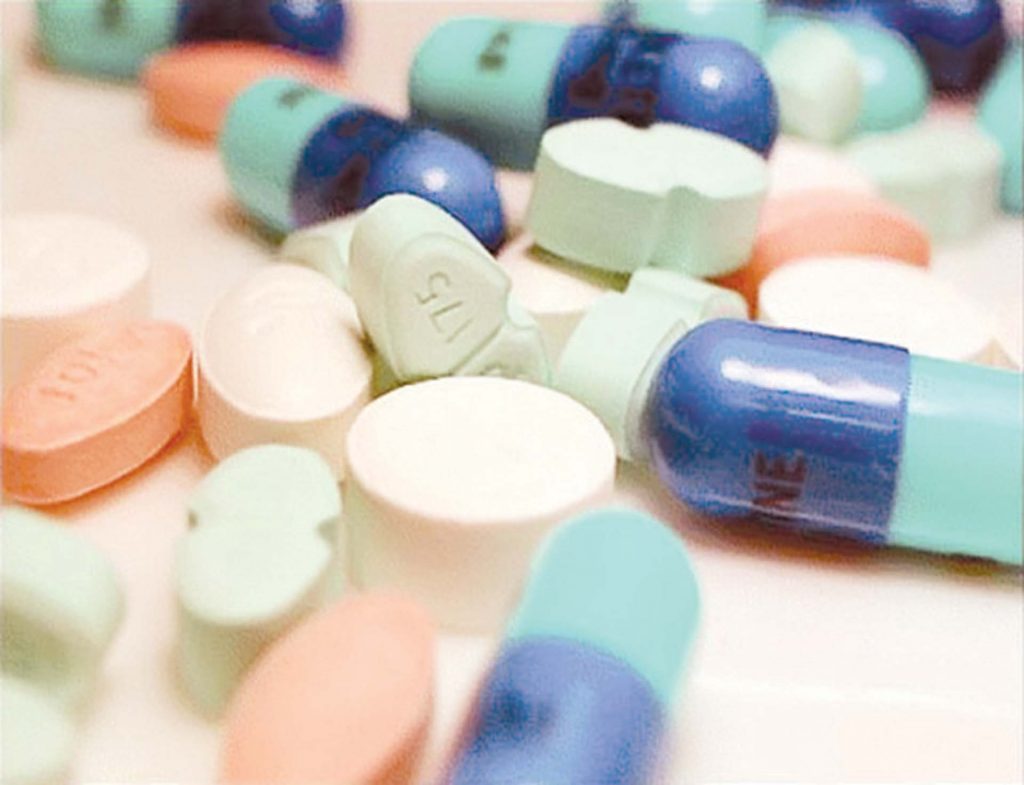 ضبط مخزن غير مرخص لتوريد الأدوية بداخله كميات من العقاقير المحظورة (صور)
