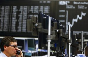 الأسهم الأوروبية تهبط الإثنين بعد تراجع أسعار البترول بنسبة 25%