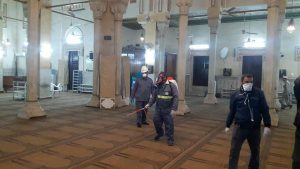 «مسافة لا تقل عن متر ونصف طولا وعرضا».. مصر تعلن غدا ضوابط فتح المساجد