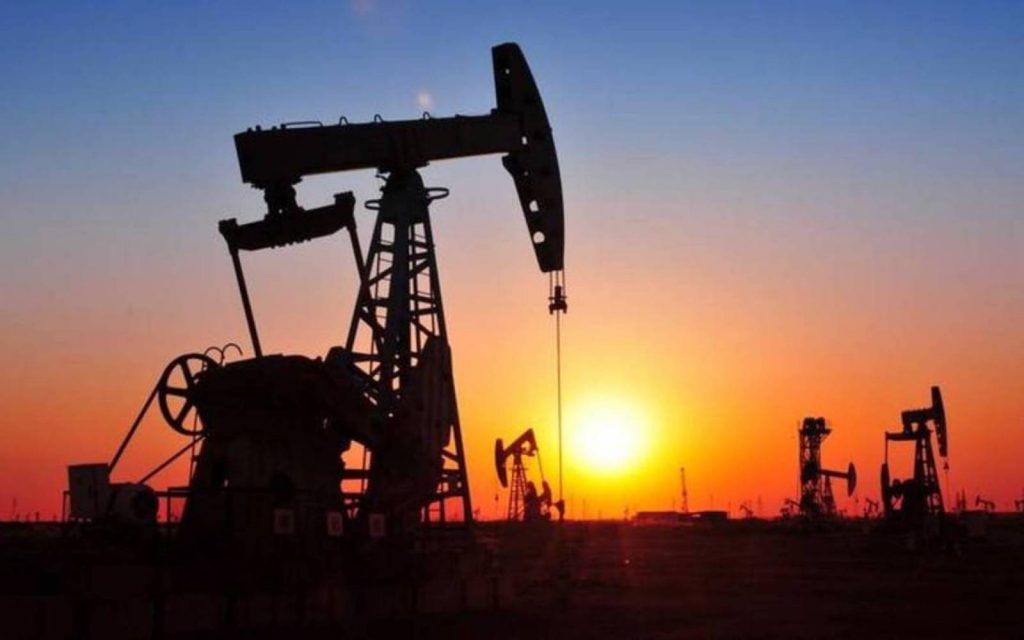 أسعار النفط تقفز 4%.. والخامان القياسيان يعوضان خسائر 6 جلسات