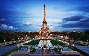 فرنسا تغلق متحف اللوفر وبرج إيفل بسبب «كورونا»