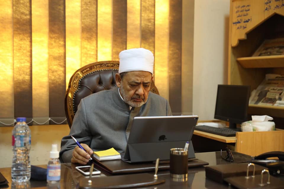 الإمام الطيب يبحث عبر «الفيديو كونفرانس» خطة الأزهر لمكافحة «كورونا»