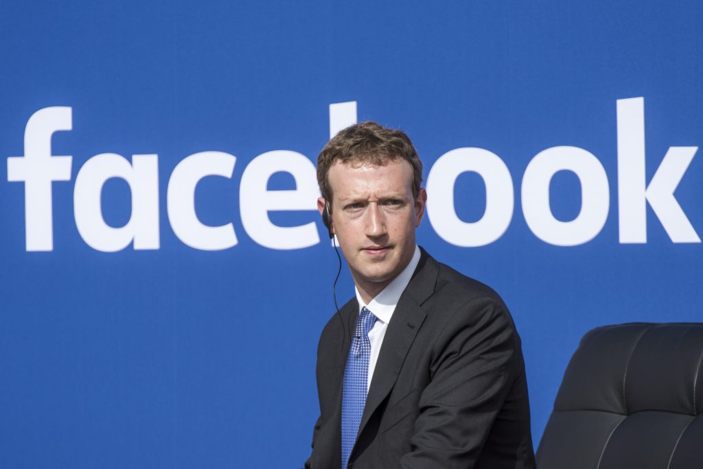 "فيسبوك" تقدم 100 مليون دولار لمساعدة الصحفيين على تغطية "كورونا
