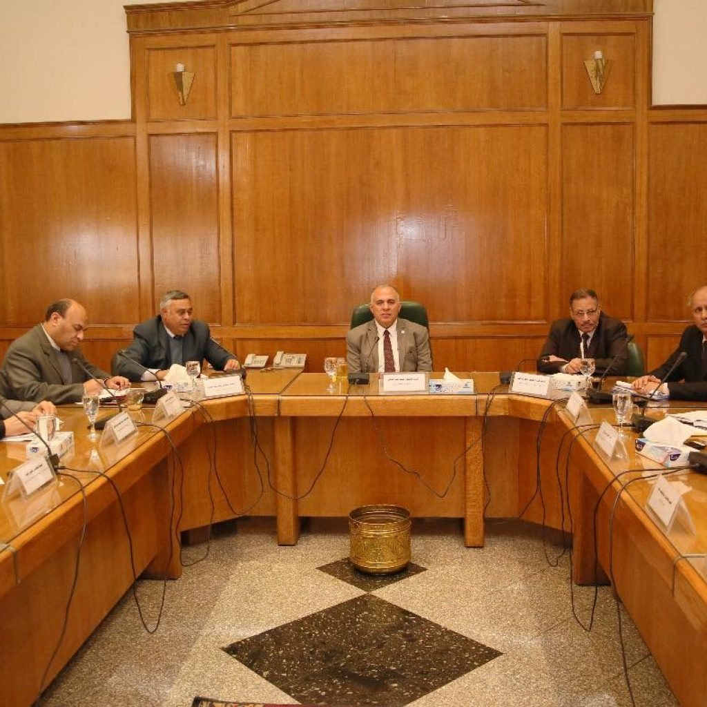 وزير الري يجتمع مع قيادات الوزارة لمتابعة مشروع تأهيل الترع