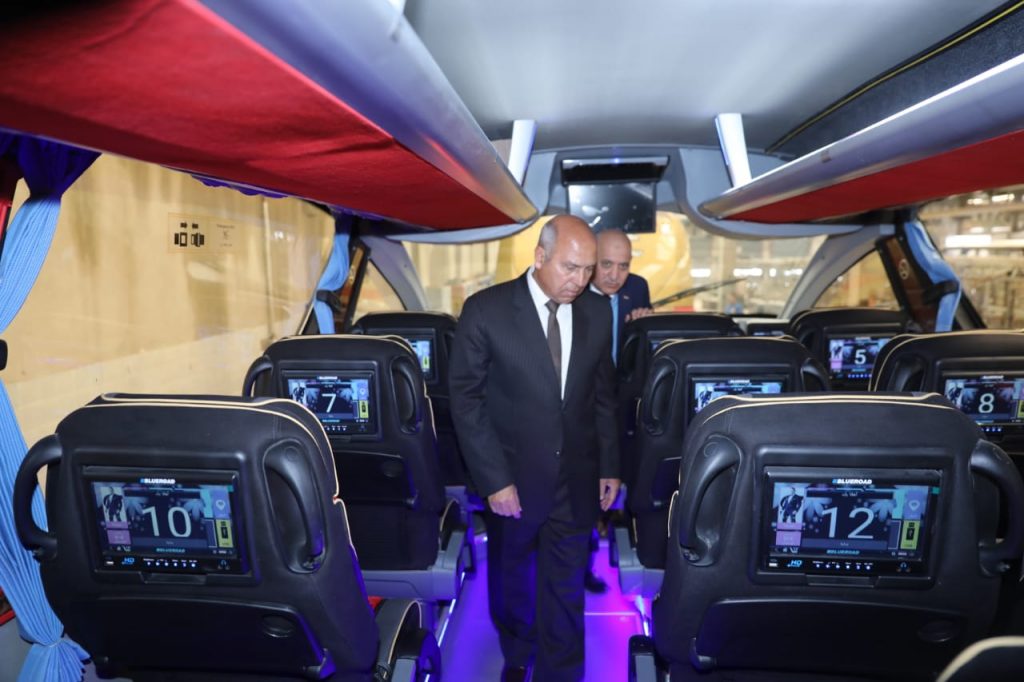 وزير النقل: «سوبر جيت» تتسلم 4 أتوبيسات جديدة فاخرة VIP PLUS (صور)