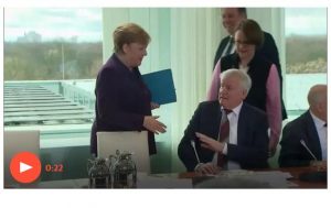 وزير داخلية ألمانيا يرفض مصافحة انجيلا ميركل خوفا من «كورونا» (فيديو)