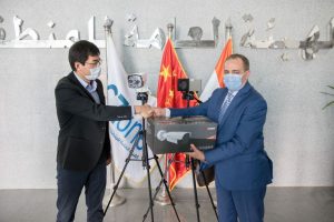 سفارة الصين تهدى اقتصادية قناة السويس كاميرا حرارية لمواجهة «كورونا» (صور)