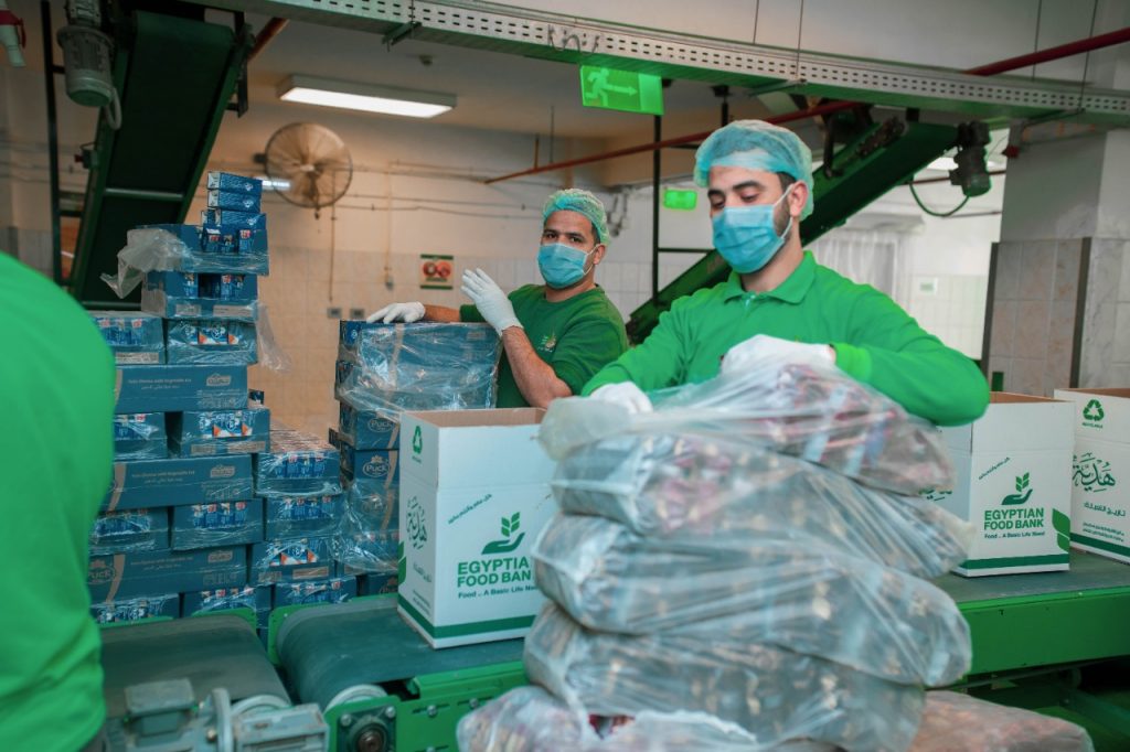 بنك الطعام يغطي حي الأسمرات ضمن مبادرة «دعم العمالة اليومية مسؤولية»