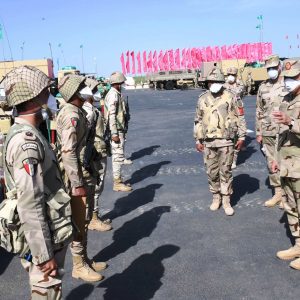 رئيس أركان القوات المسلحة يشهد المرحلة الرئيسية لمشروع «طارق 40» (صور)