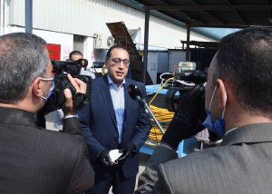 رئيس الحكومة يزور مصنع جنرال موتورز للاطمئنان على إجراءات «كورونا» 