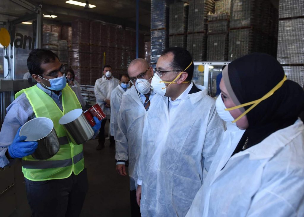 رئيس الوزراء من مصنع كايروباك : العمال يحملون مسئولية الإنتاج في أزمة «كورونا»