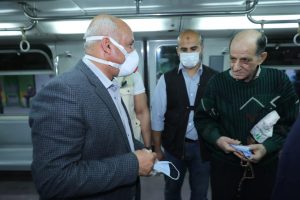 وزير النقل يوزع كمامات مجانية في محطة مترو الشهداء