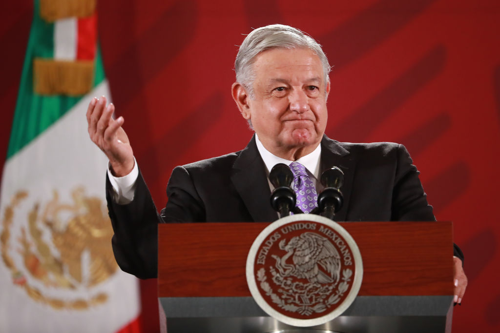 رئيس المكسيك: مساعدة الأغنياء "سذاجة".. الثروة لا تُعدي ولا تُخترق