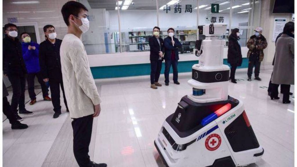 استخدام الروبوت لتطهير مستشفى صيني وسط وباء «كورونا»