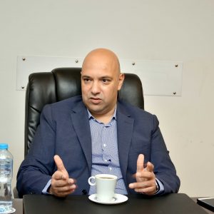 عمر حسين صبور: قادرون على الصمود أمام «كورونا».. وسنواجه صعوبات اقتصادية ومجتمعية اذا استمر 4 أشهر
