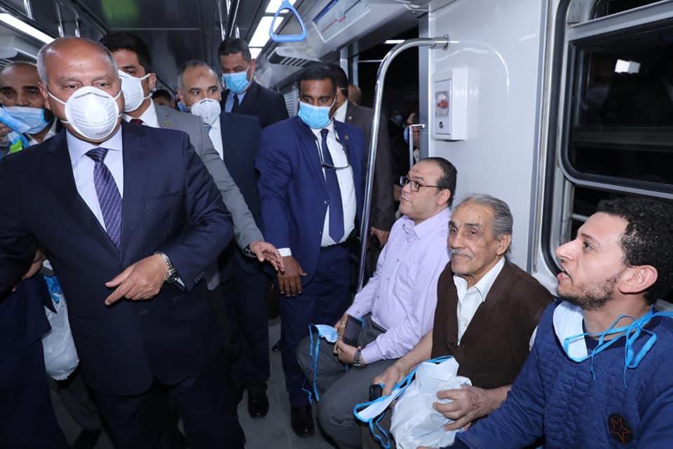 وزير النقل يشهد توزيع 400 ألف كمامة طبية مجانًا على ركاب المترو