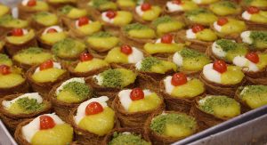 شينخوا : شهر رمضان ينعش صناعة الحلويات الفلسطينية بعد أضرار أزمة كورونا