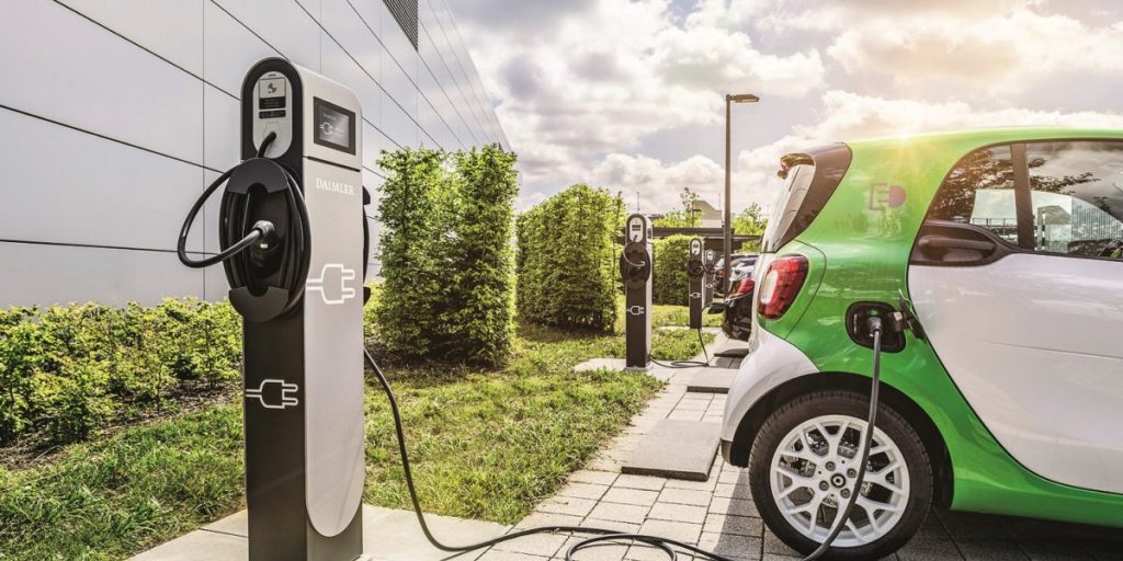 «أويل برايس» يتوقع تراجع مبيعات السيارات الكهربائية 43% فى 2020