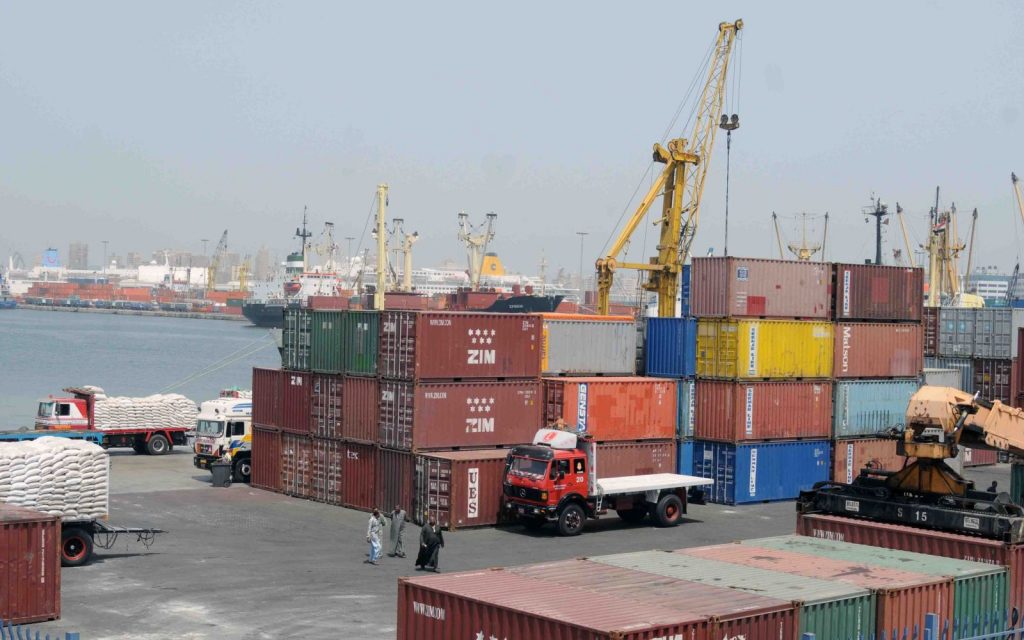«ميناء الإسكندرية» تتخلص من 8.5 ألف حاوية مهملة
