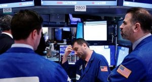 الأسهم الأمريكية ترتفع الجمعة بعد إعلان تدابير أقل تهديدًا للاقتصاد الأمريكي