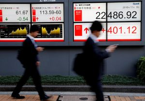 الأسهم اليابانية تتراجع وسط مخاوف من موجات «كورونا» تالية