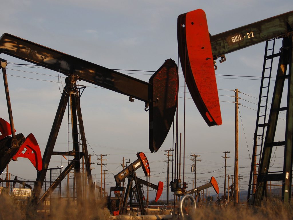 انخفاض أسعار النفط.. والوسيط الأمريكي يلامس 26 دولارا للبرميل