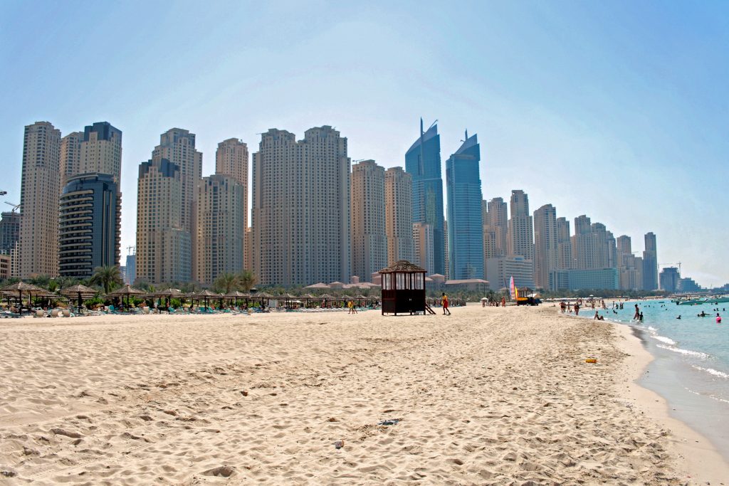 تزامنًا مع عودة الرحلات الجوية.. دبي تُعلن لائحة ضوابط في الفنادق والشواطئ