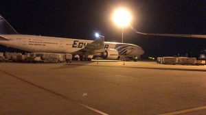 طائرة مصر للطيران تغادر جوانزوا الصينية محملة بمستلزمات طبية(صور)