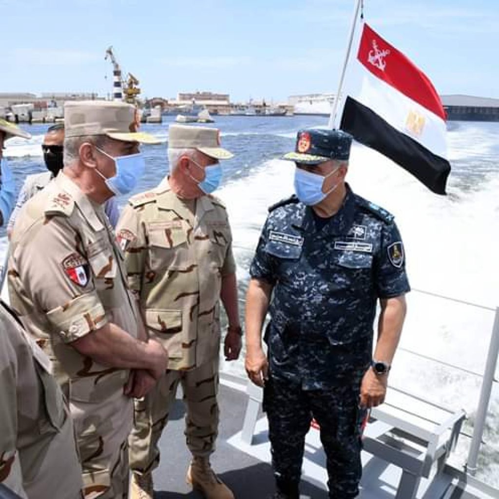 وزير الدفاع والإنتاج الحربي يزور قيادة القوات البحرية (صور)