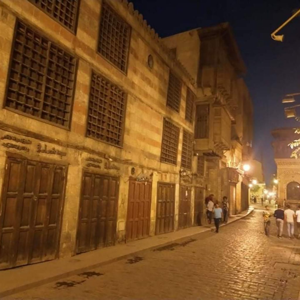 وزارة السياحة تبدأ تطوير ورفع كفاءة إضاءة شارع المعز