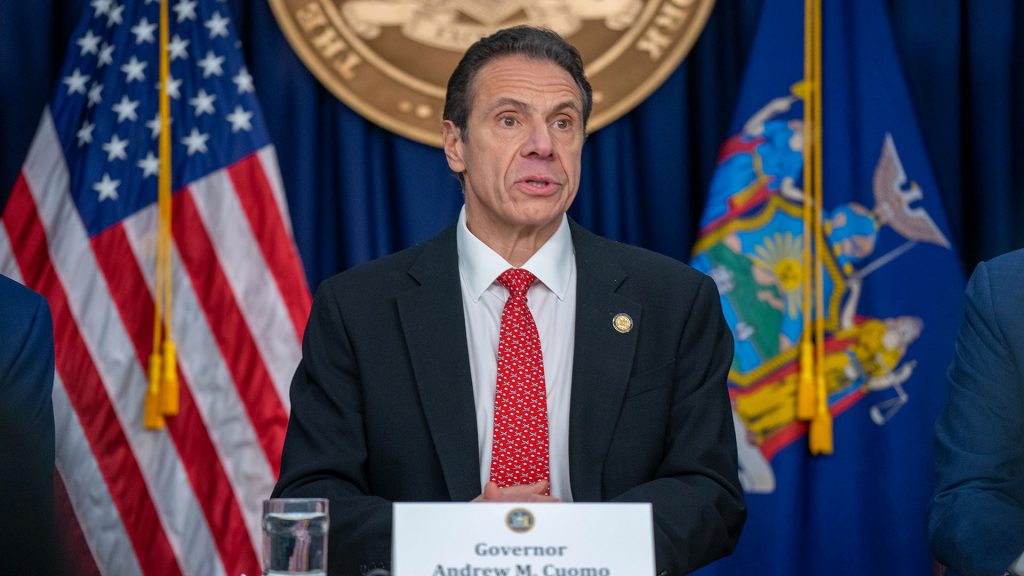 حاكم نيويورك يدعو إلى إجبار الشركات على إعادة موظفيها المفصولين
