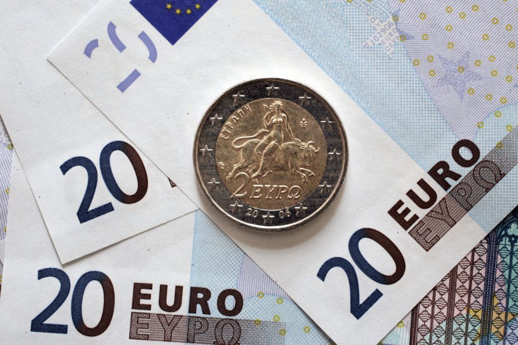 اليورو ينخفض اليوم الأربعاء وسط قلق إزاء مشتريات «المركزي الأوروبي» للسندات