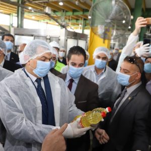 وزير القوى العاملة: عدم الالتزام بالإجراءات الاحترازية يهدد بغلق مصانع الصناعات الغذائية