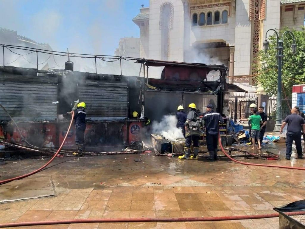 السيطرة على حريق بجوار مسجد الفتح في رمسيس (صور)