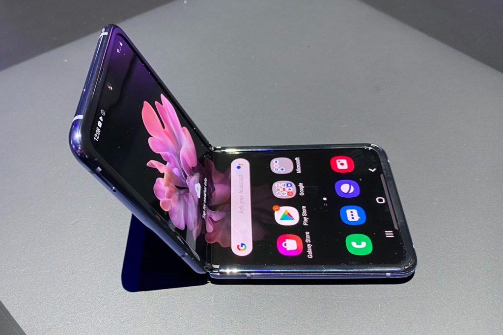سامسونج تطرح هاتفها القابل للطى Galaxy Z Flip بلون جديد