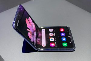 سامسونج تطرح هاتفها القابل للطى Galaxy Z Flip بلون جديد