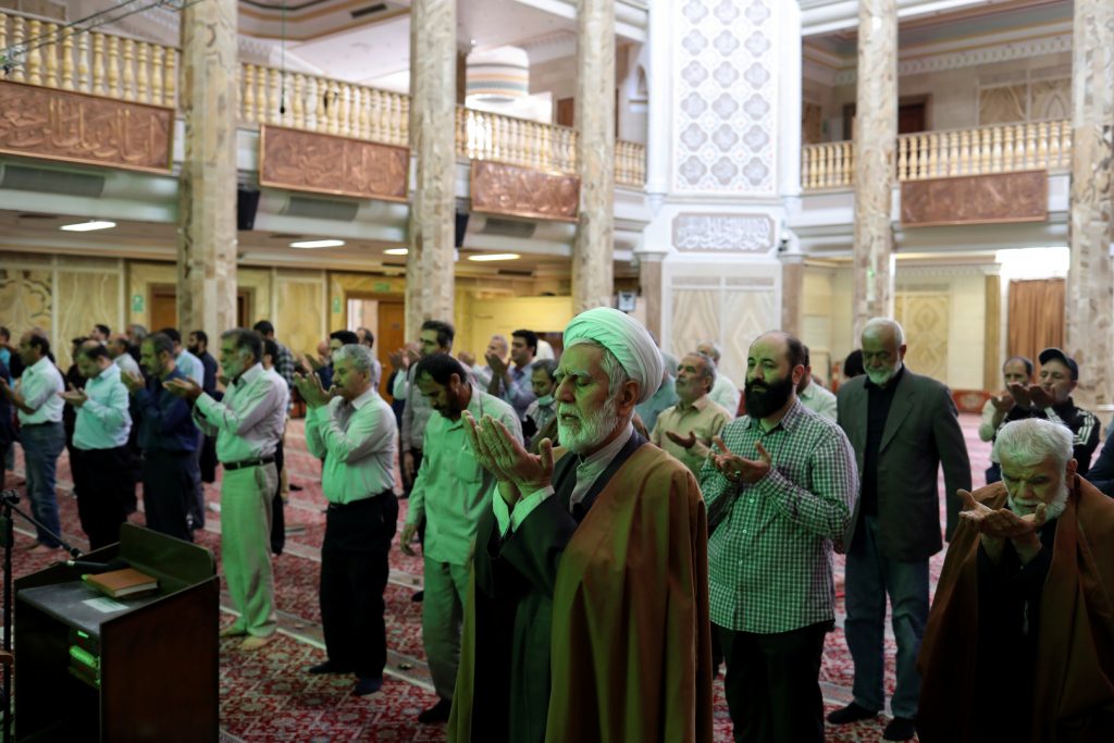إيران تعيد فتح جميع المساجد غدًا
