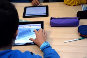 التعليم : 99.26% من طلاب الصف الأول الثانوي يؤدون اختبار مادة اللغة الأجنبية الأولى إلكترونيًا