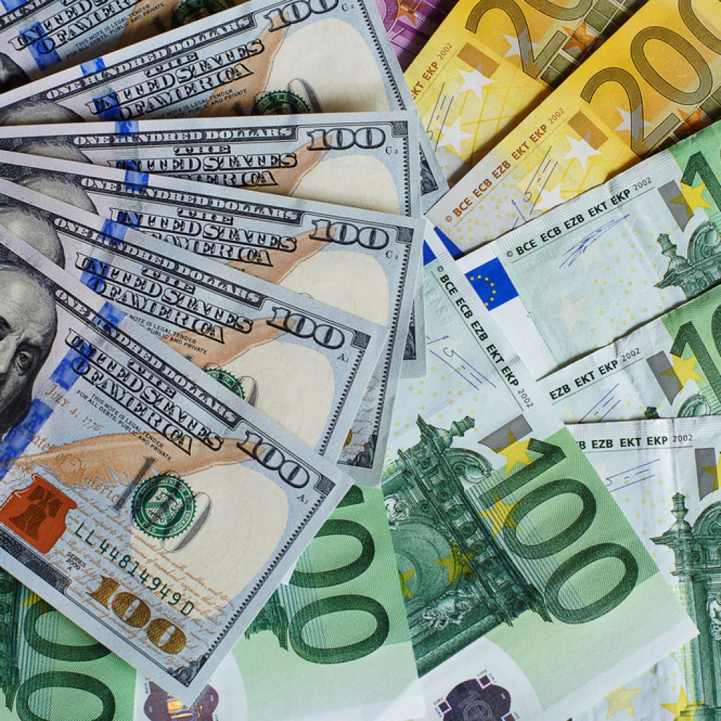 الدولار يرتفع واليورو يتراجع قبيل اجتماع للمركزي الأوروبي