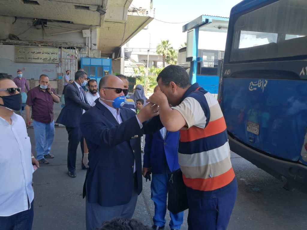 محافظ القاهرة يوزع الكمامات على المواطنين في ميدان عبدالمنعم رياض (صور)